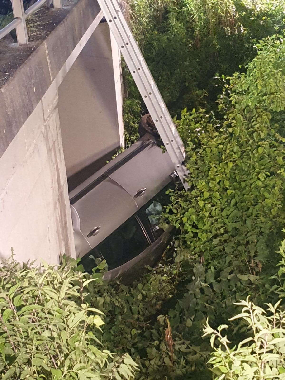 Einsatz FF Altenhof & FF Weibern: Auto unter Brücke